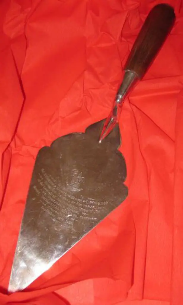 1928 (14th Sept) Silver Trowel presented to Lord ... Image 1++