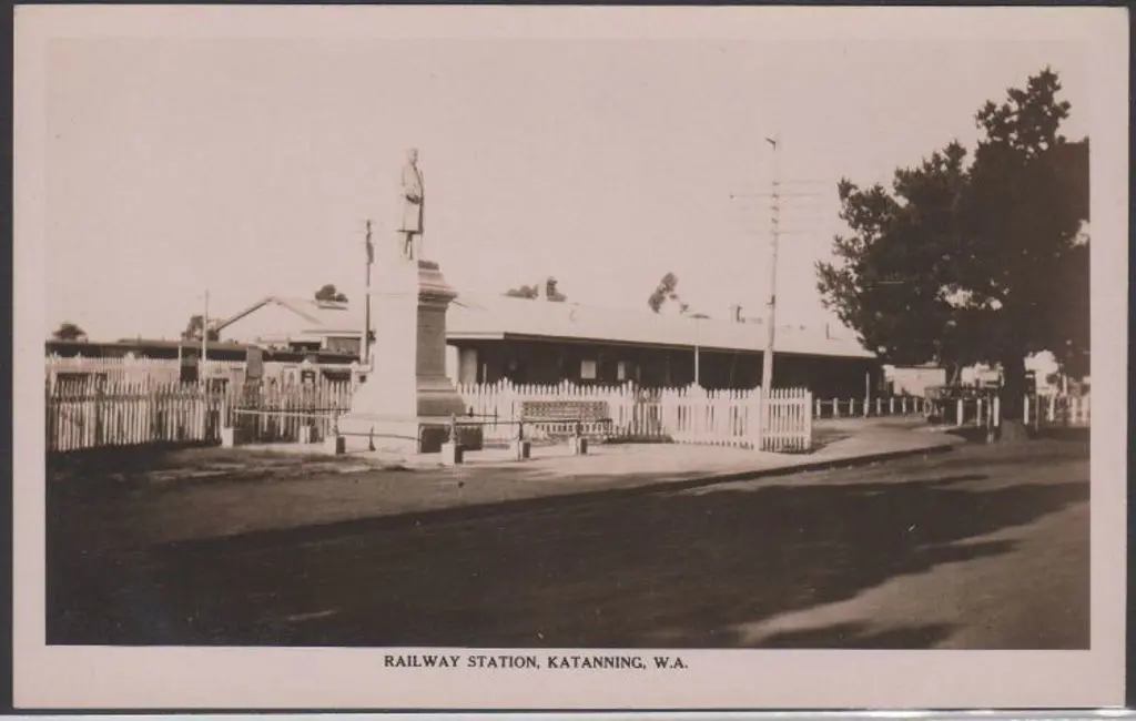 "Railway Station, Katanning, WA" c1940 B&W "Real ... Image 1++