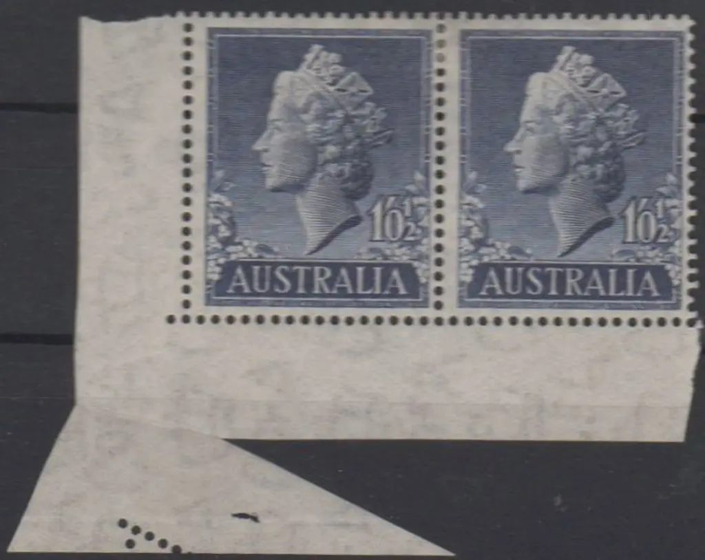 1955 1/0½d QEII corner pair with perforated paper ... Image 1++