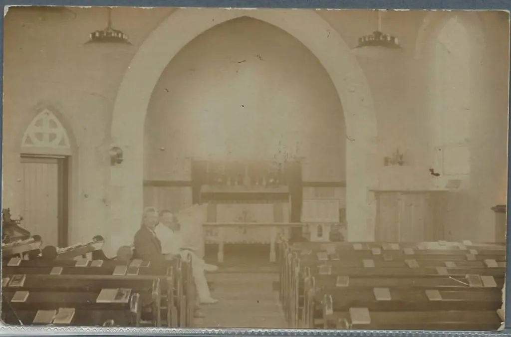 Carnarvon Church untitled b&w card with message on ... Image 1++