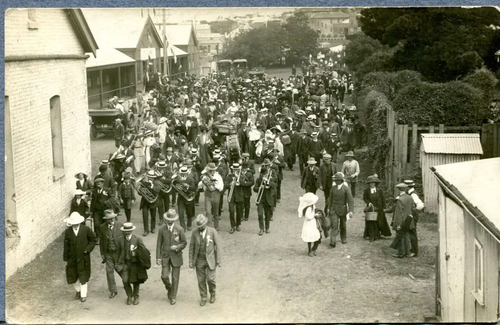 Brass band &amp; crowd of onlookers near the ... Image 1++