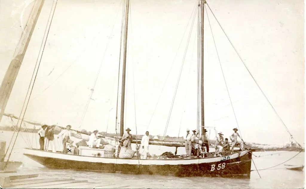 Broome Pearl lugger B 58 & crew photographic card ... Image 1++