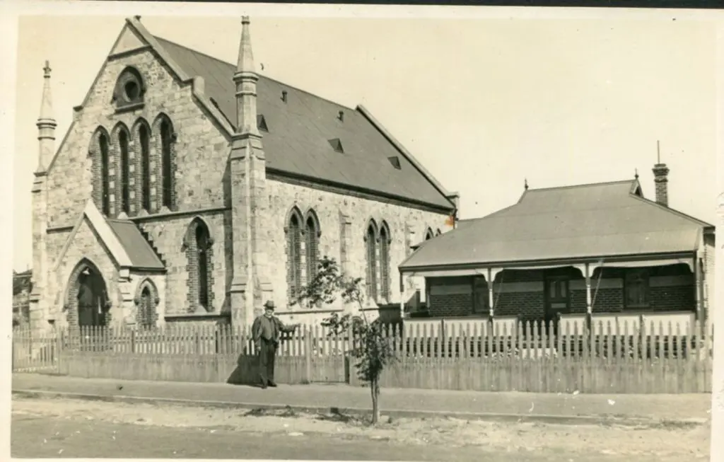 Local church with neighbouring house in this ... Image 1++