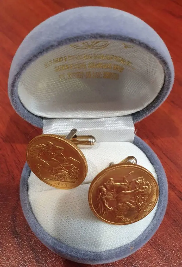 1913 & 1914 KGV Gold sovereign pair of cuff links. Image 1++