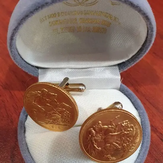 1913 & 1914 KGV Gold sovereign pair of cuff links.