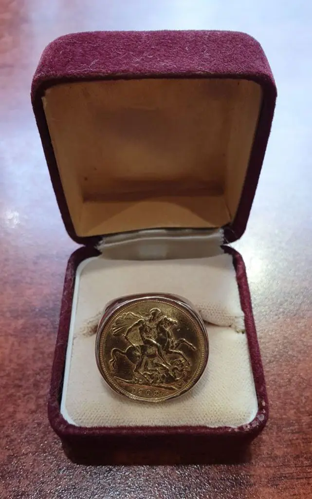 England 1902 KEVII Gold sovereign signet ring. Image 1++
