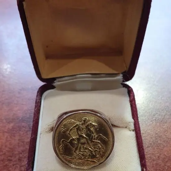 England 1902 KEVII Gold sovereign signet ring.