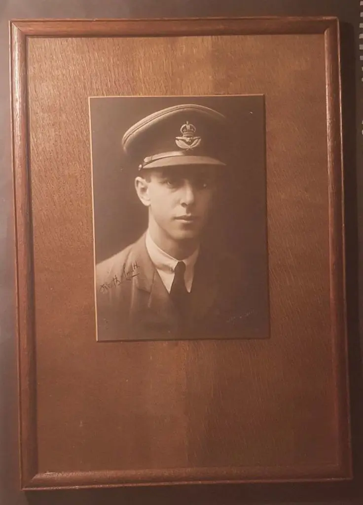 Sir Keith Smith formal portrait photo in RAF ... Image 1++