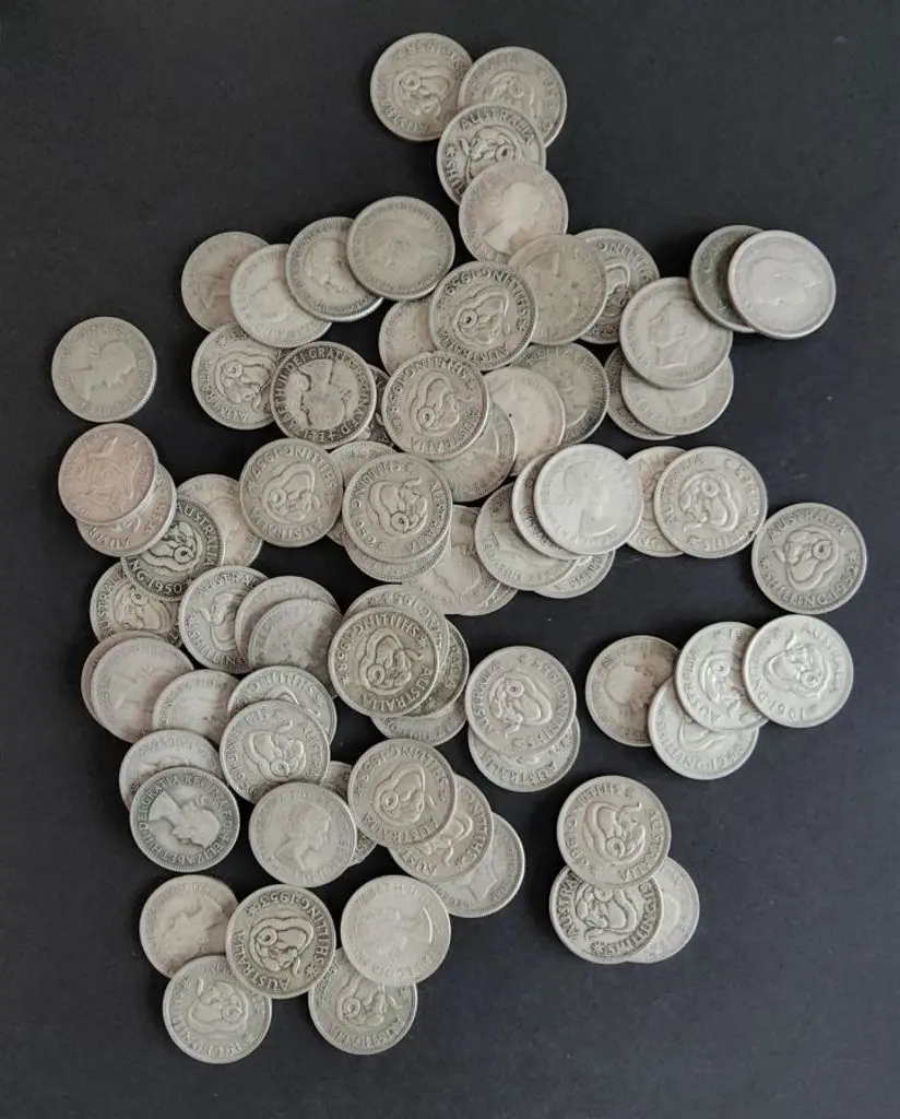 1942-1963 Shillings with mainly 50% silver. Approx ... Image 1++