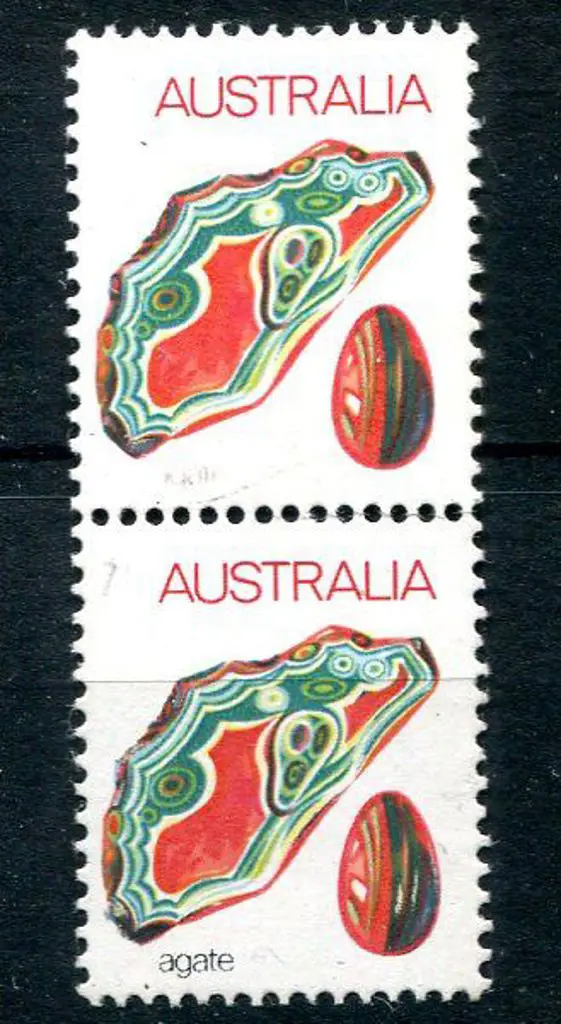 1973 7¢ Agate vertical pair with black value ... Image 1++