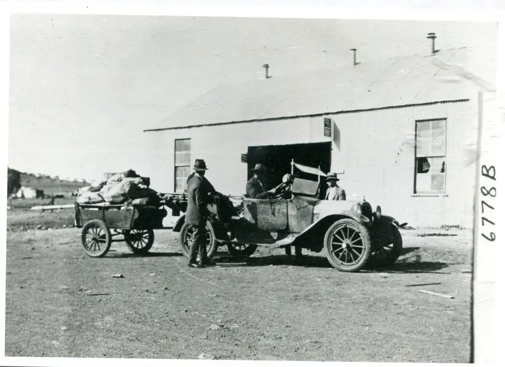 Copies of 3 x b&w photographs stated by the vendor ... Image 1++