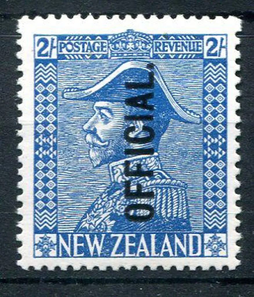 New Zealand 1927/33 2/- Admiral ovptd "OFFICIAL.". ... Image 1++