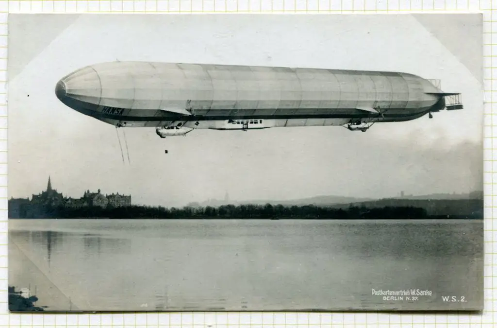 LZ13 "Hansa" b&w photo card unused, LZ17 "Sachsen" ... Image 1++