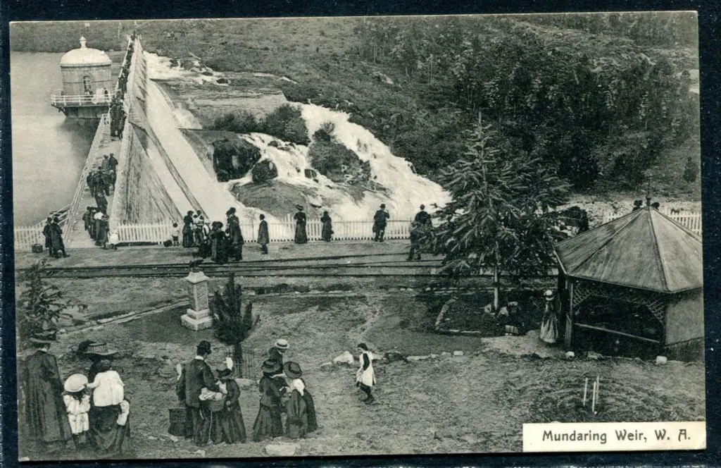 "Mundaring Weir, WA" with a wonderful b&w ... Image 1++