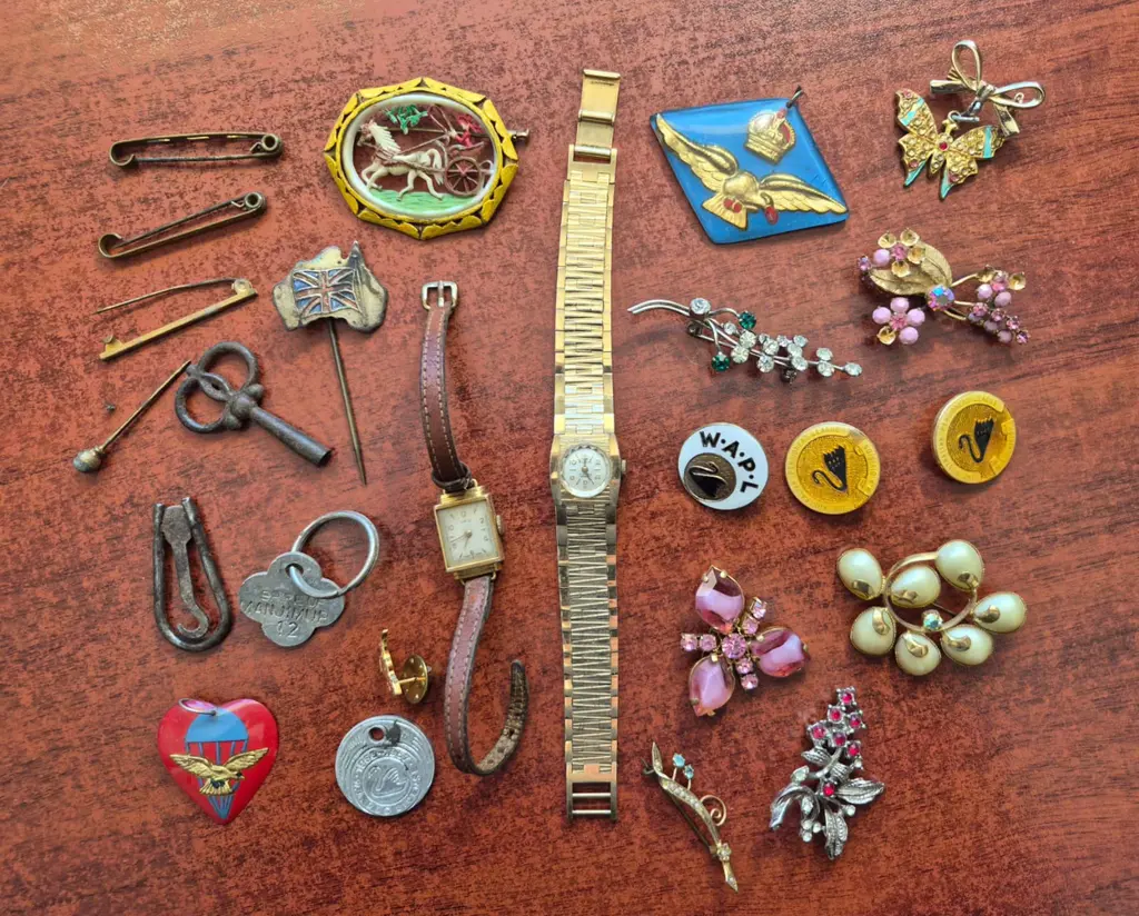 Jewellery Small tin of mixed brooches, charms, ... Image 1++