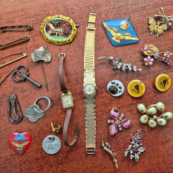 Jewellery Small tin of mixed brooches, charms, ...